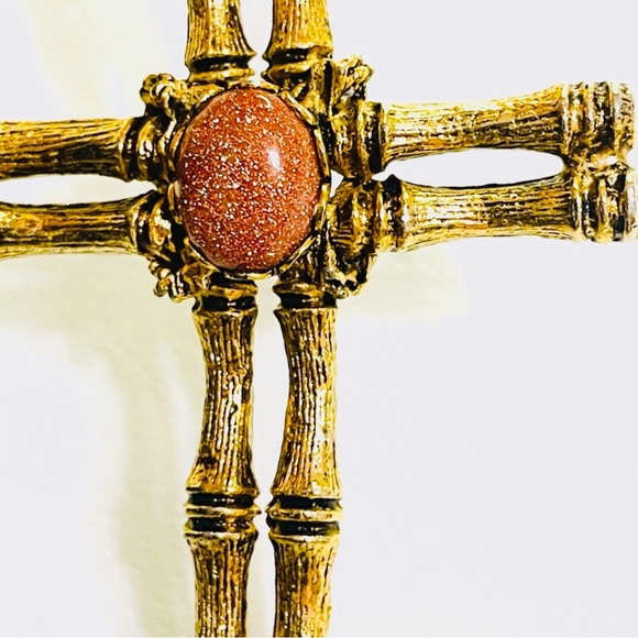 Vintage Bamboo Texture Beveled Gold tone Cross Pendant Necklace W Center Stone - Picture 2 of 3